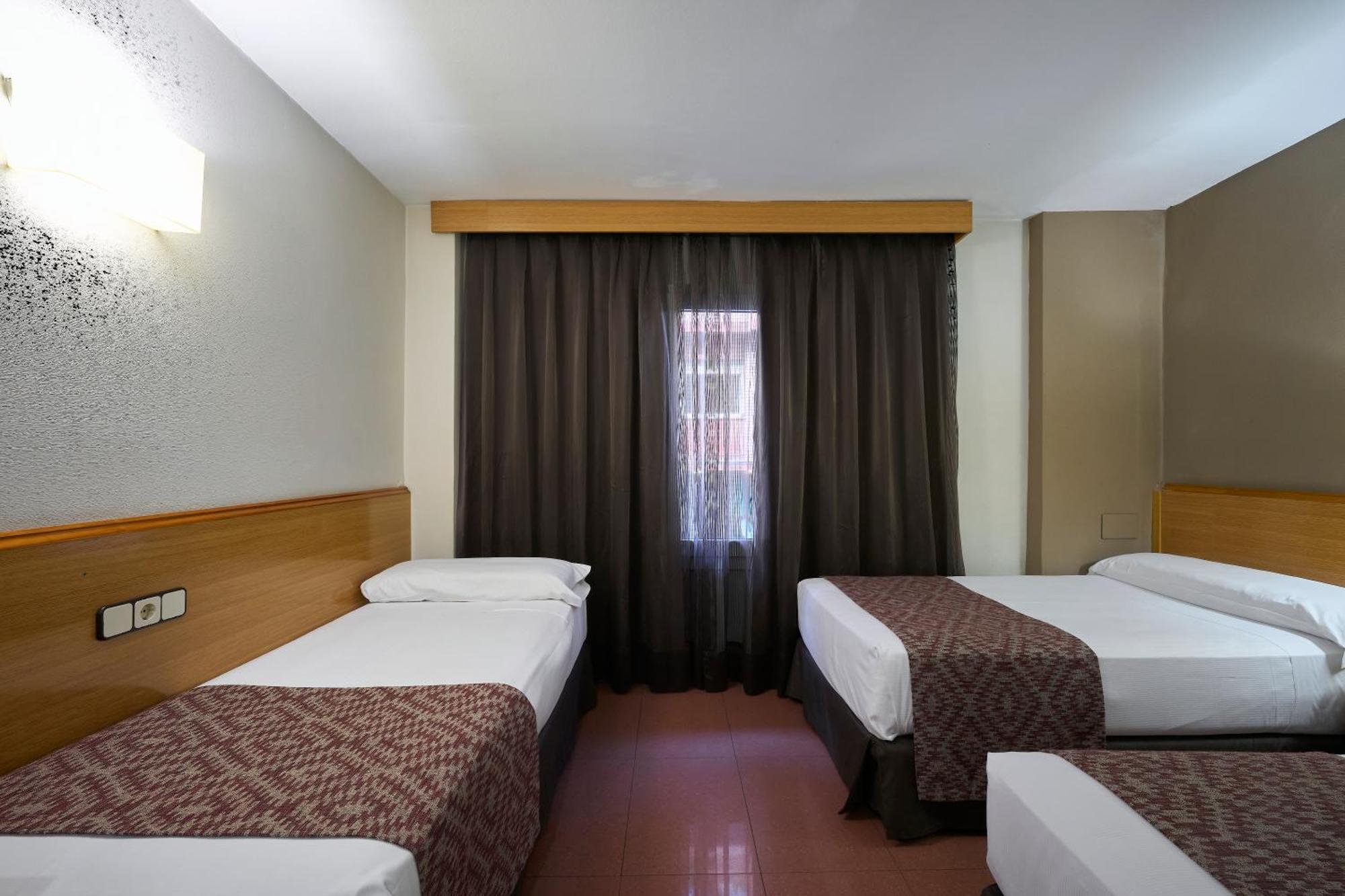 Hotel Catalonia Park Güell Barcellona Esterno foto